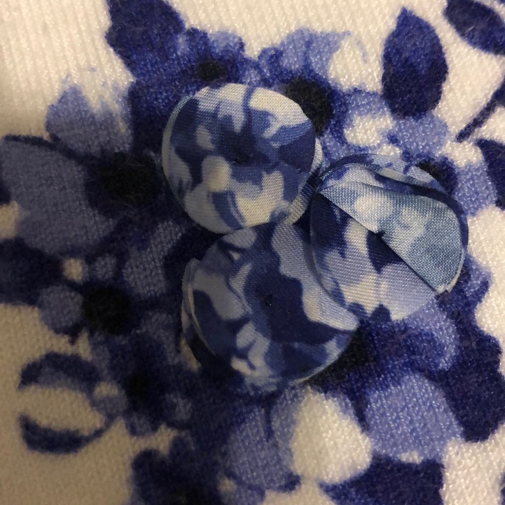 Beautiful so soft blue and white floral sweater - Picture 3 of 6